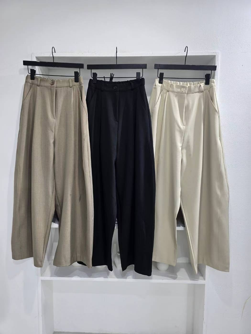 B154 Airy Curve Pants