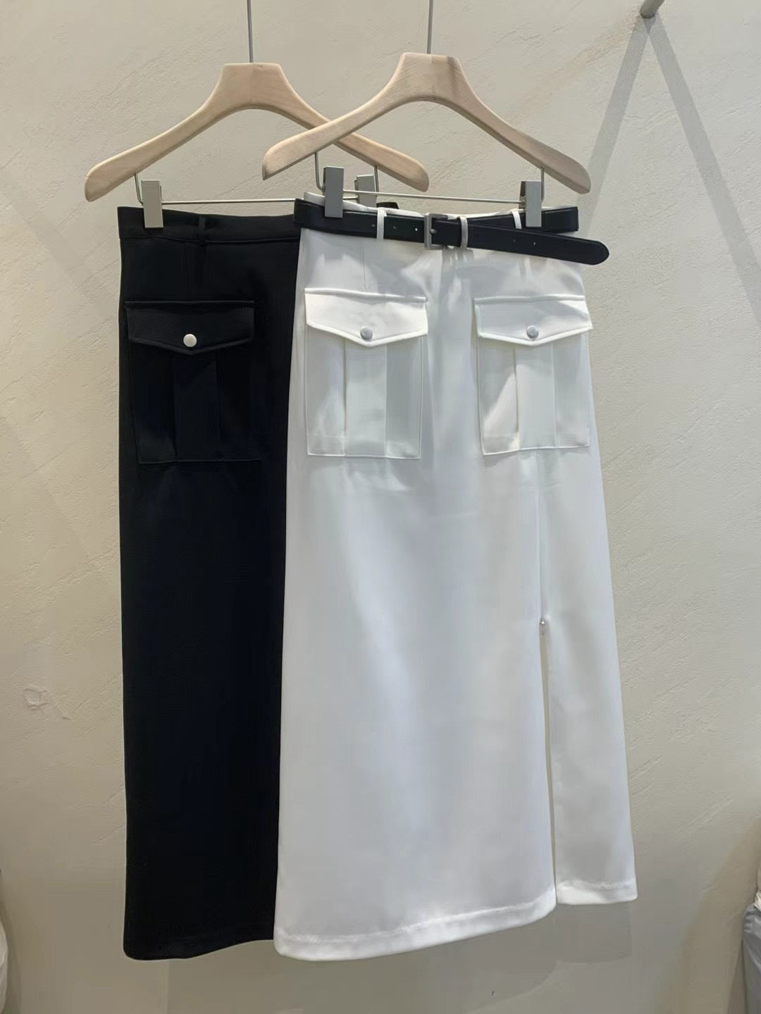 B131 Pocket Chic Slit Skirt