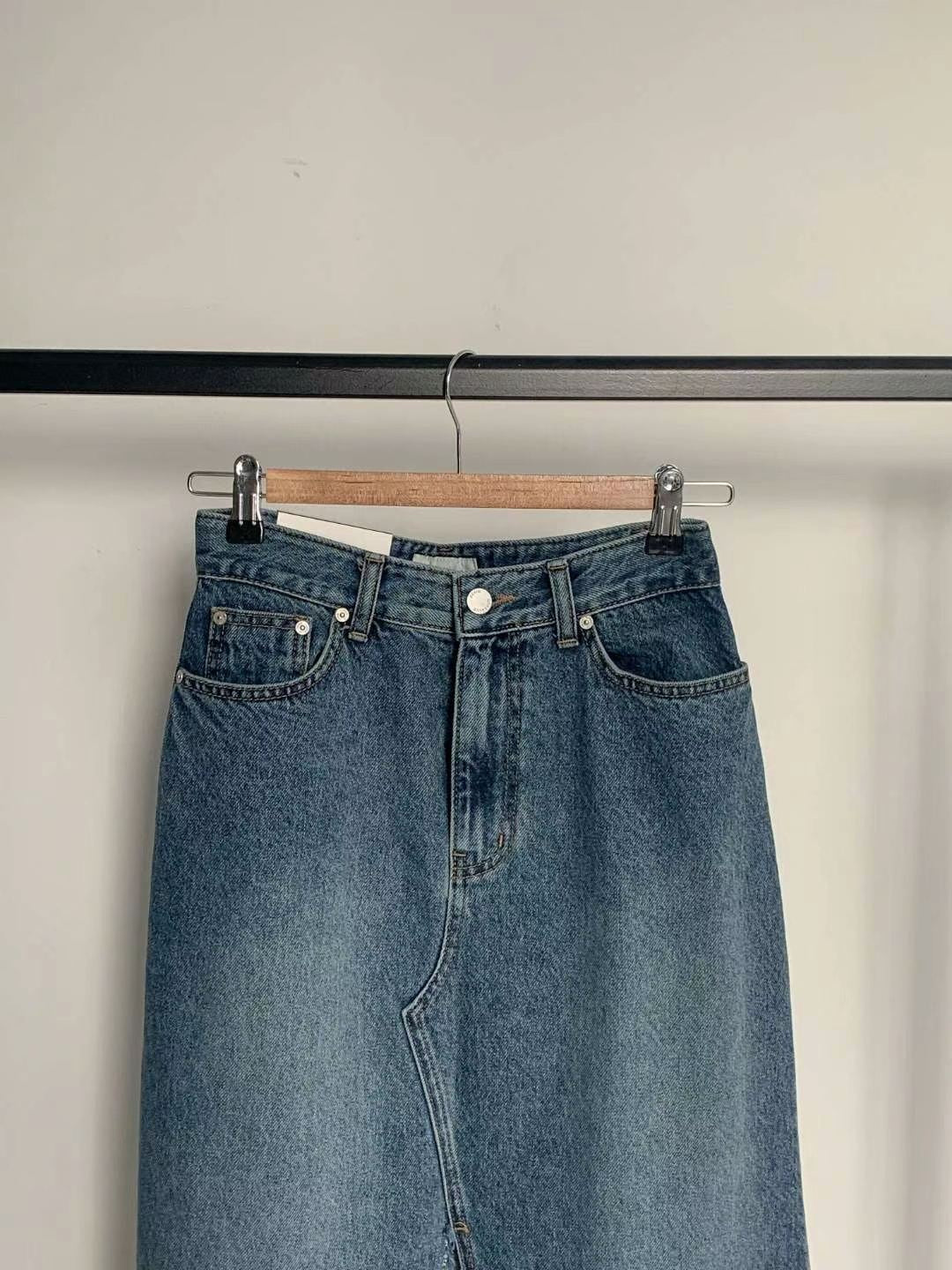 B132 Slit Fray Denim Skirt