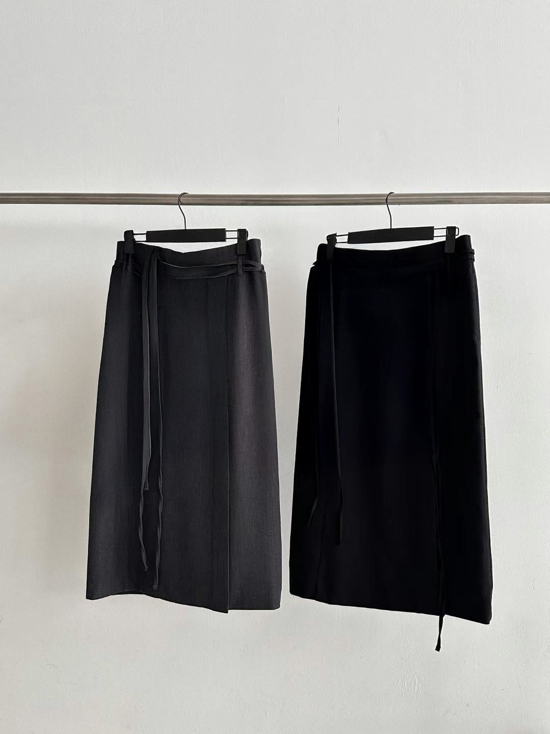 B136 Parisian Slit Skirt