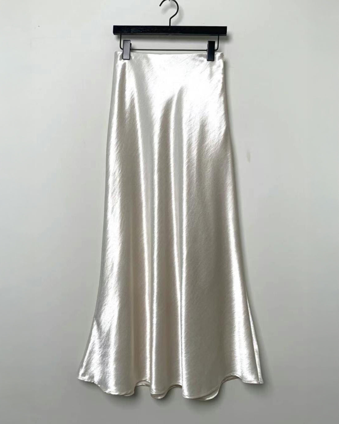 B126 Silky Glow Skirt