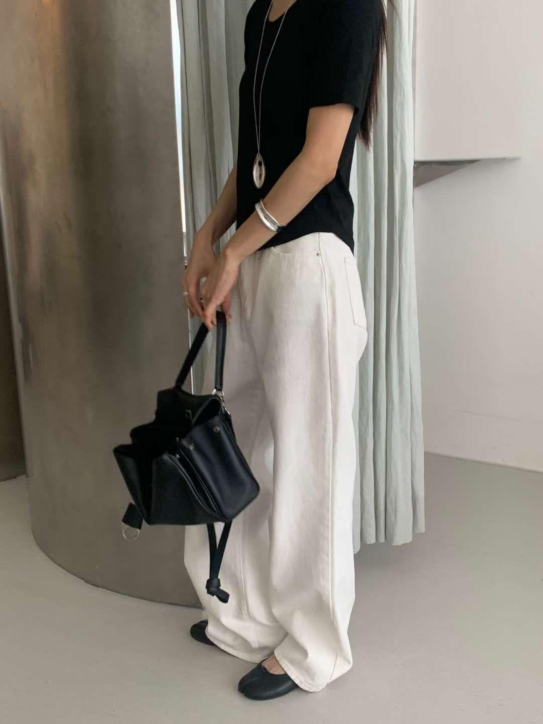 B199 White Form Jeans