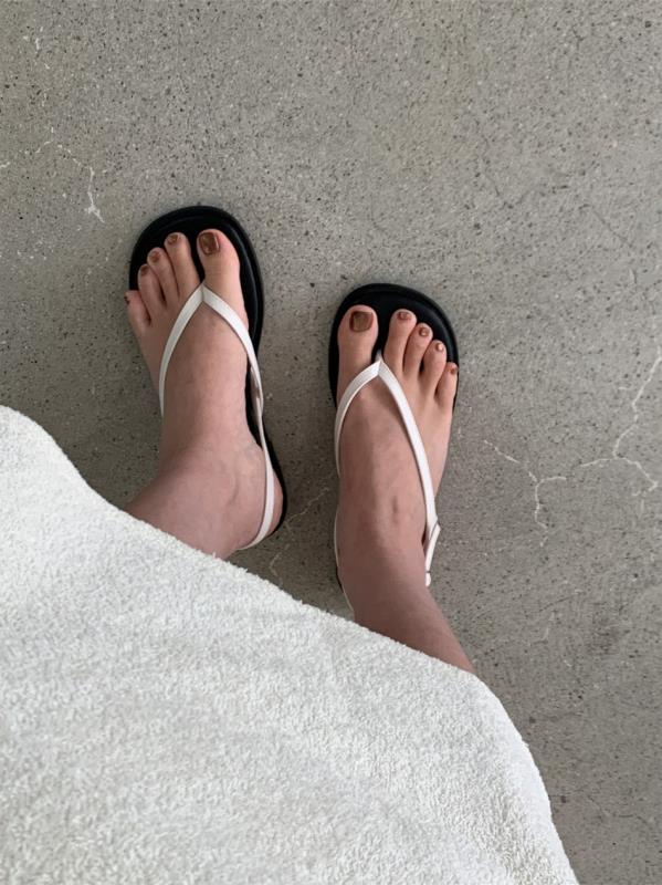 F126 Daily Line Sandals