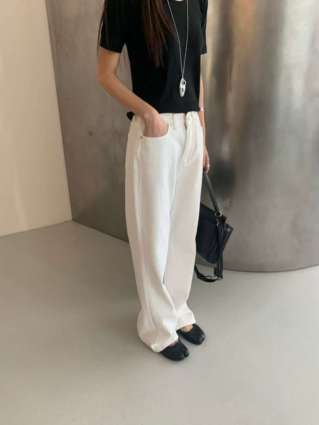 B199 White Form Jeans