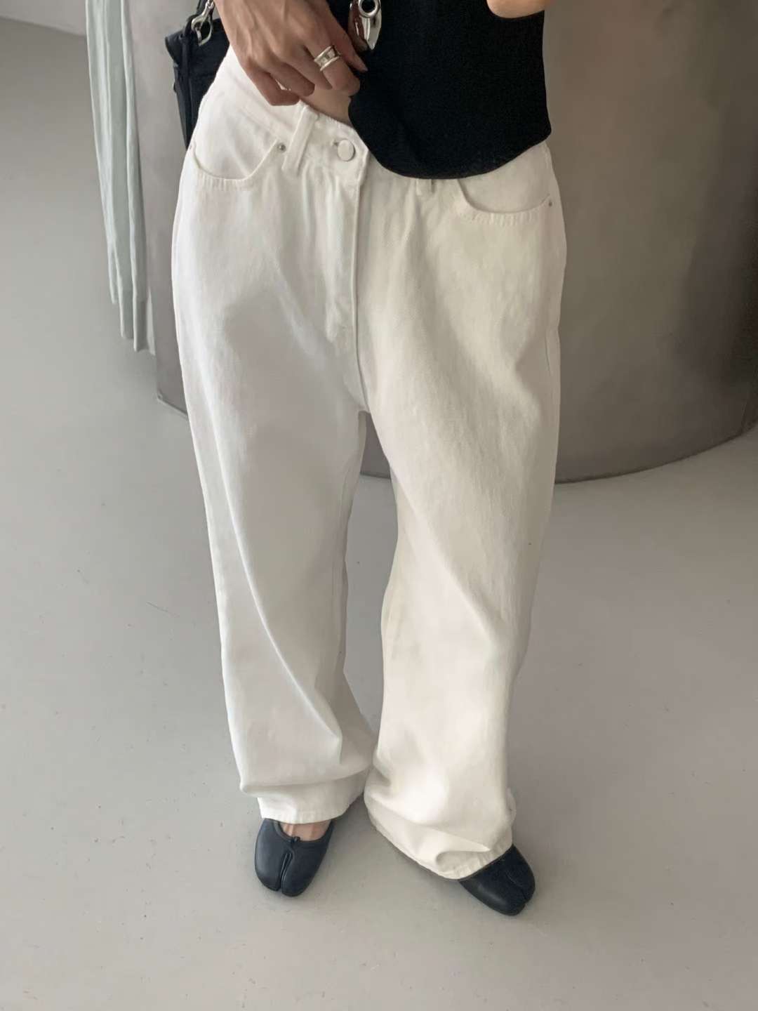 B199 White Form Jeans