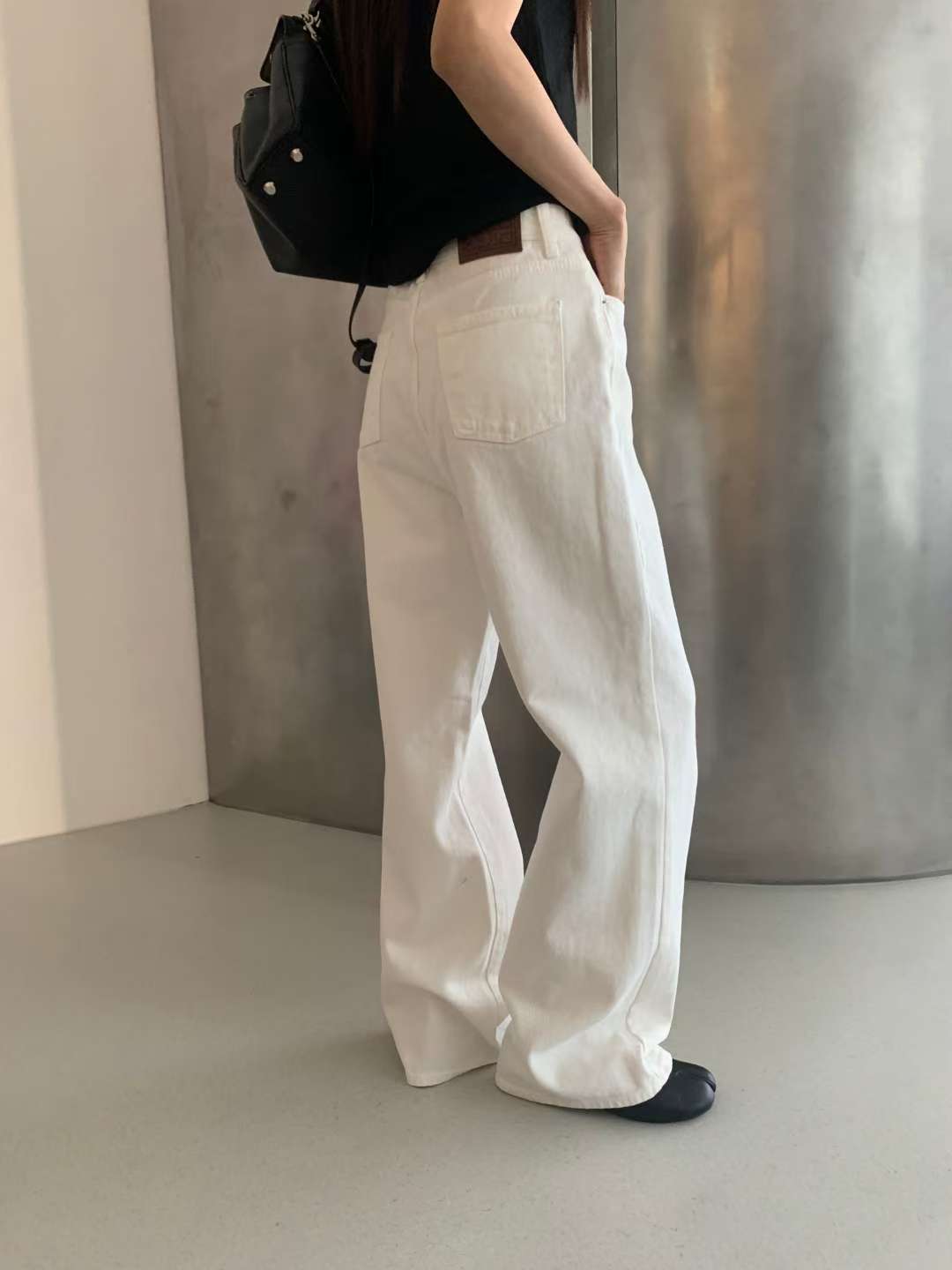 B199 White Form Jeans