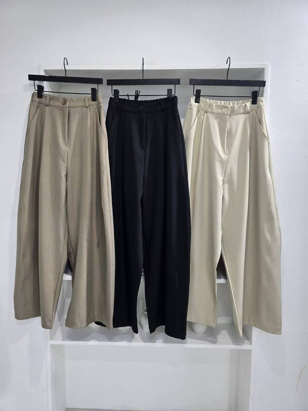 B154 Airy Curve Pants