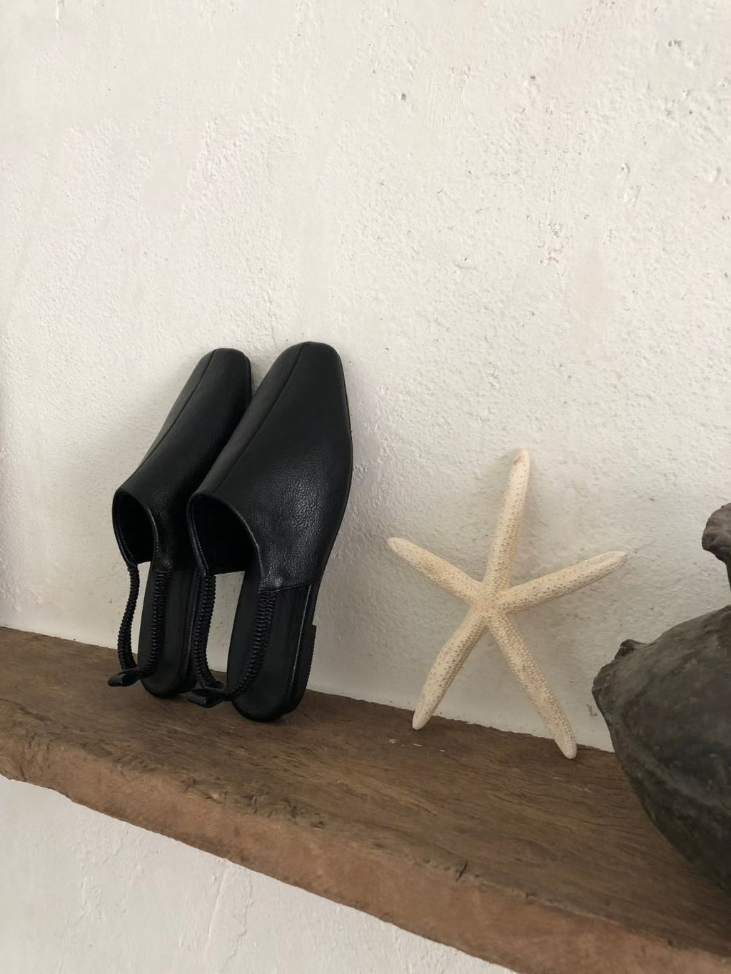 F122 Black Interval Flats