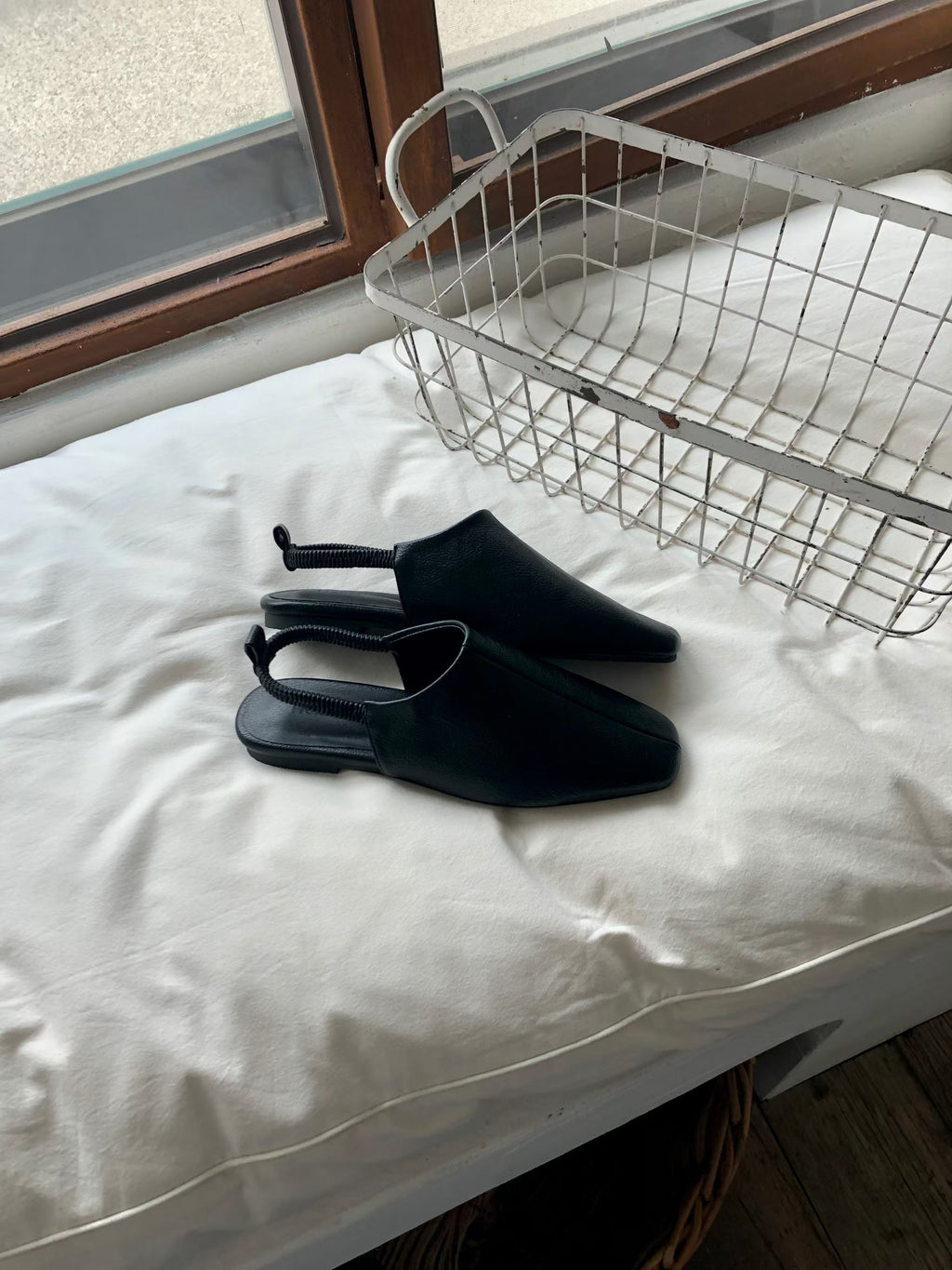 F122 Black Interval Flats