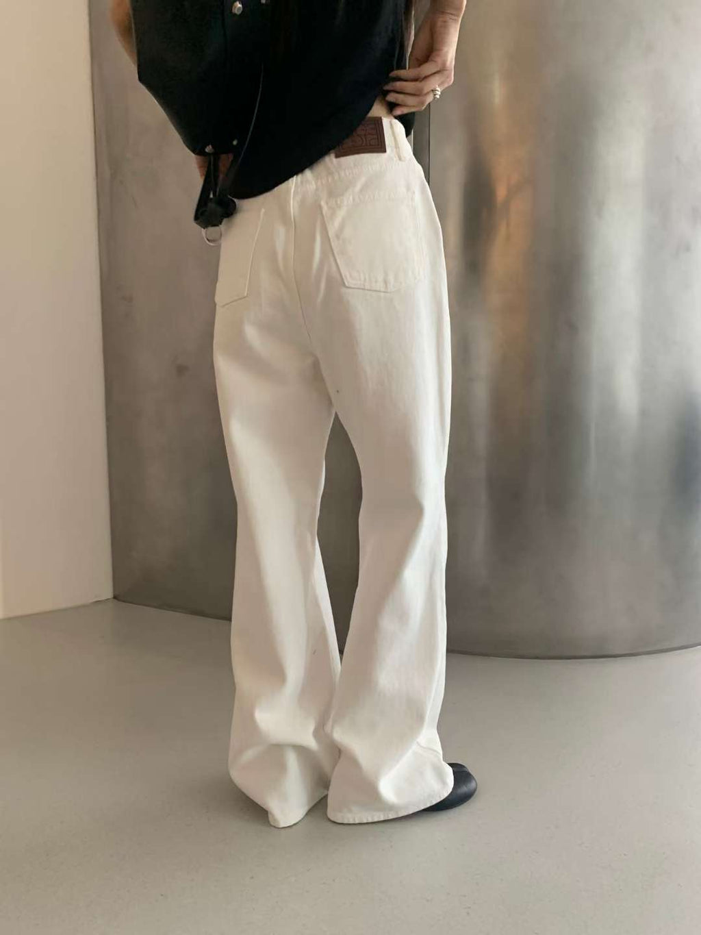 B199 White Form Jeans