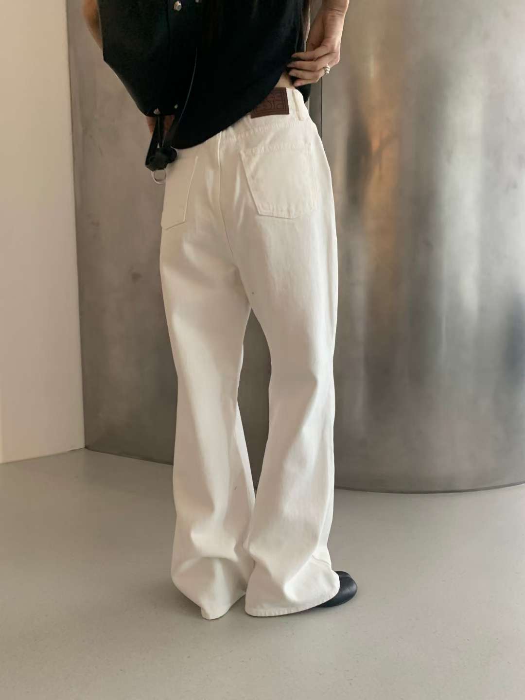 B199 White Form Jeans