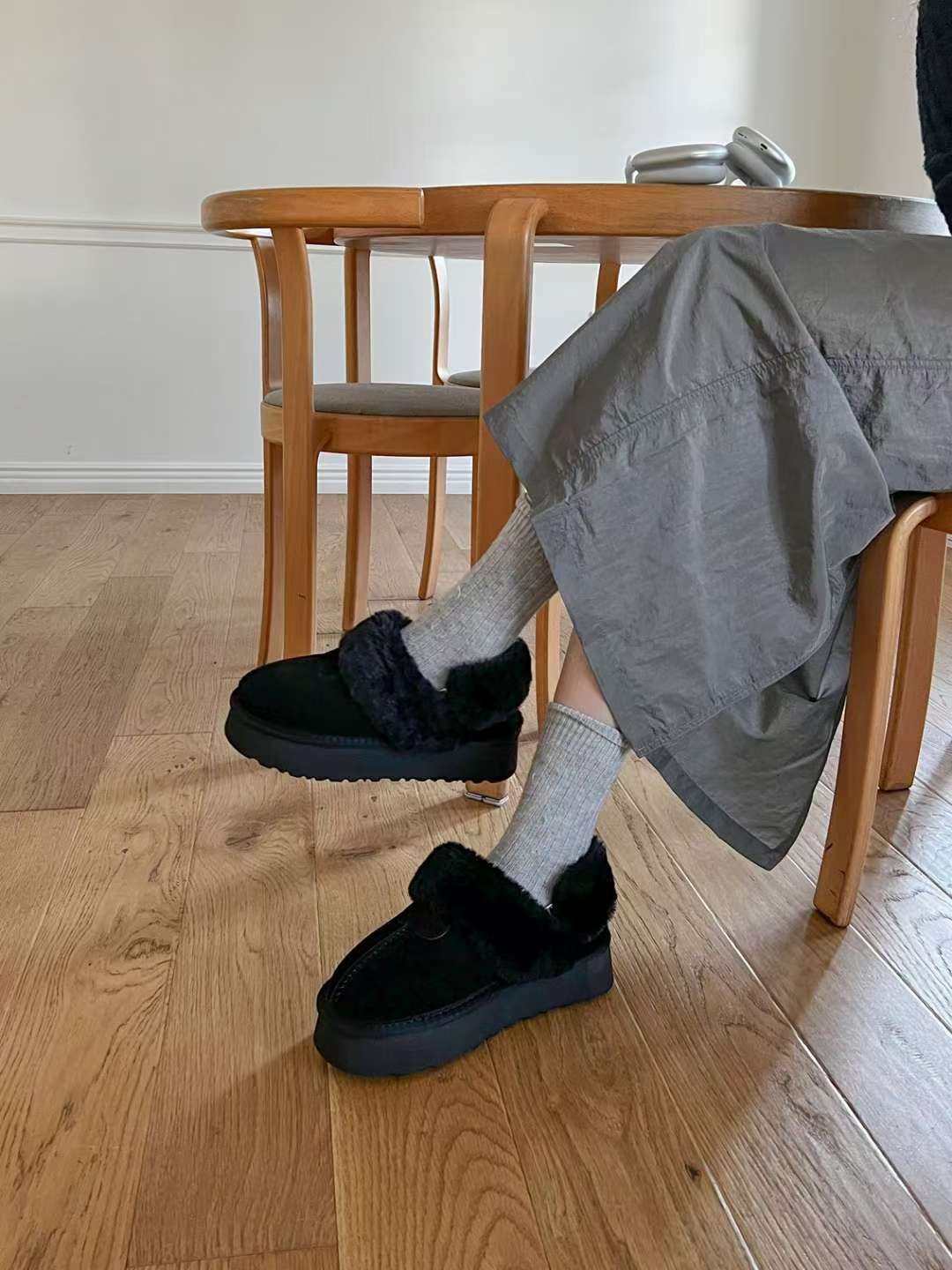 F106 Fuzzy Warm Slippers w/ Strap