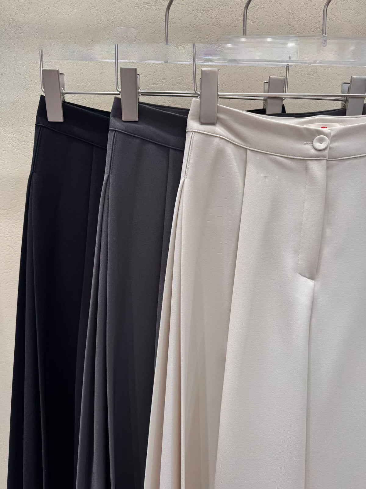 B207 Side Fold Tailored Pants - Color and pleat detail
