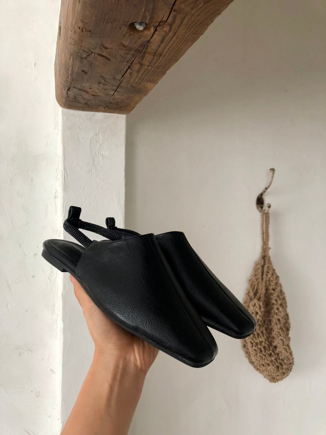 F122 Black Interval Flats