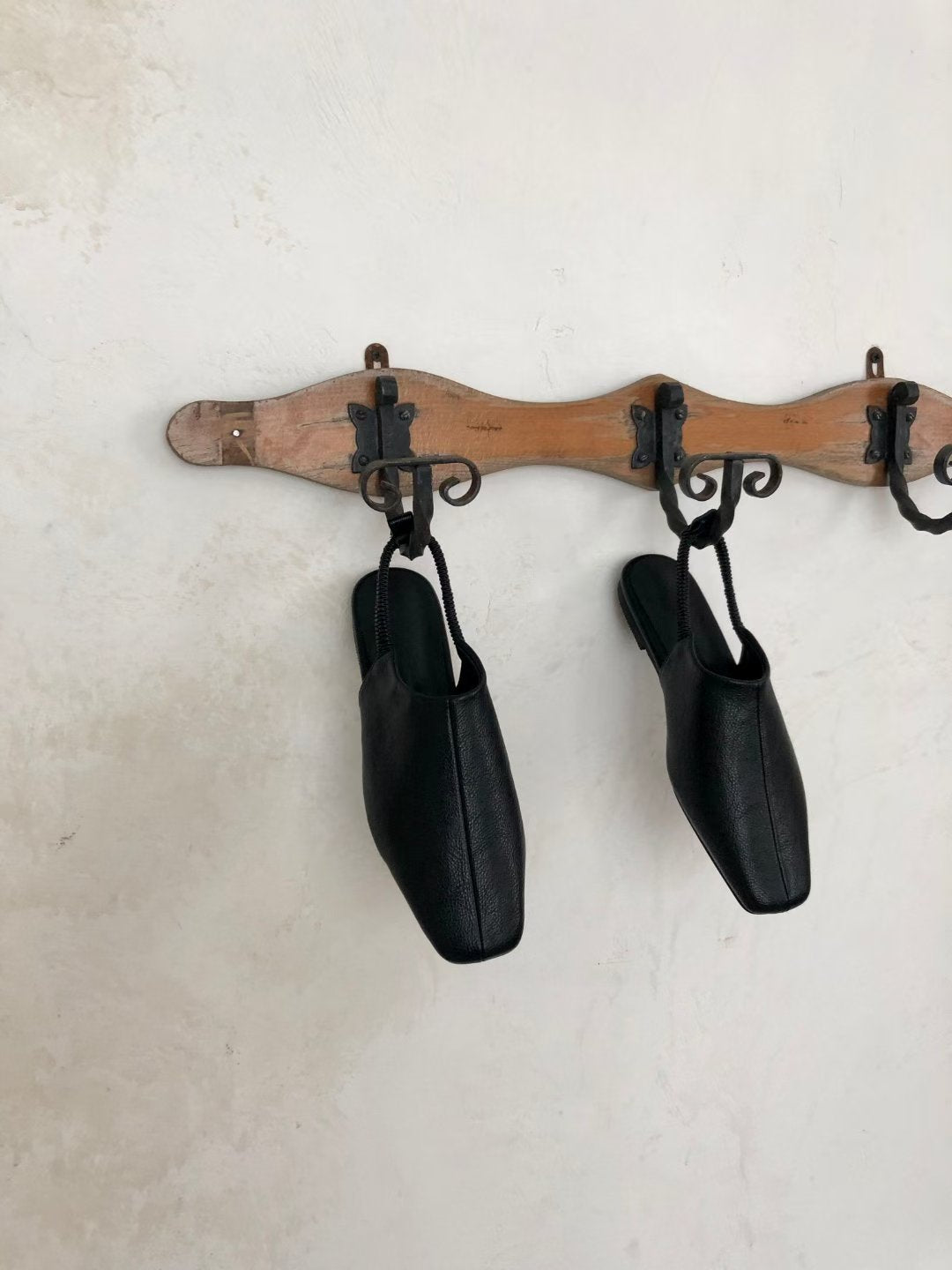 F122 Black Interval Flats