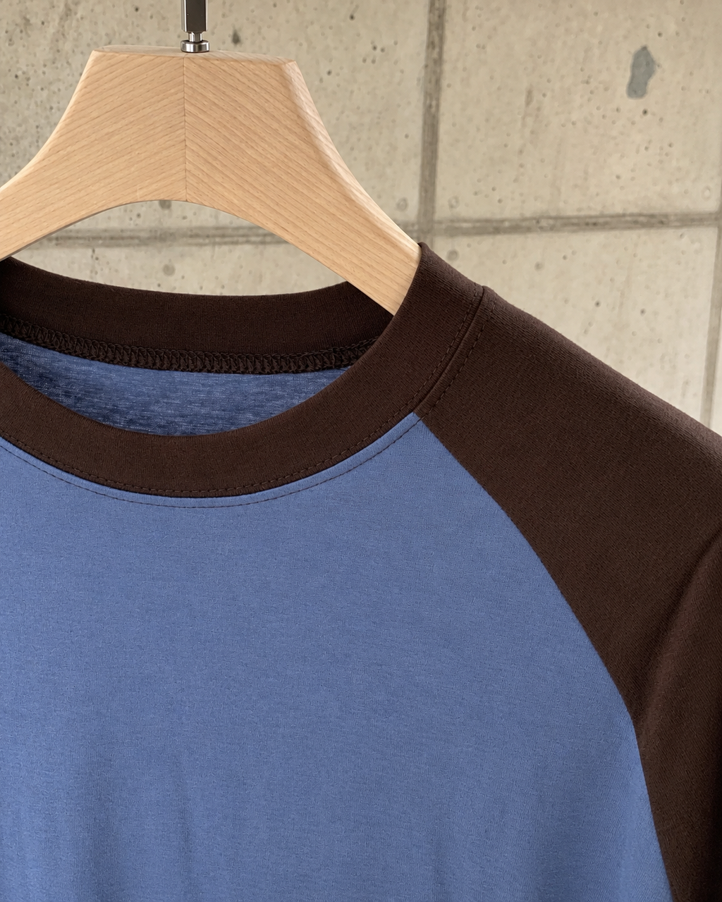 T223 Vintage Raglan Tee - Blue detail